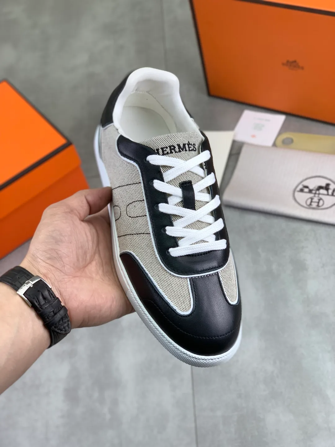Men's Men's Shoes P600 New Top Version Original Order Hermes Men's Drift Sneaker Summer New Casual Sports Shoes Original Purchased, Developed and Made H Family Men's Classic Series Technological Breathable Fabrics and Cowhide Casual Sports Shoes Casual Sports Dad Shoes combine high-tech breathable materials and cowhide, with H Family exclusive button decoration on the side. The outsole is full of H italic design and bright colors to show vitality and continue the brand design inspiration. Stroll around the city lightly and feel free and comfortable. Delivered in exquisite packaging 🛍📦 ▪️Fabric: original customized breathable material + first-layer cowhide ▪️Inner: cowhide feet ▪️Outsole: molded and evacuated PU+TPU material ▪️Size: 35-45 Multiple colors available Premium packaging
